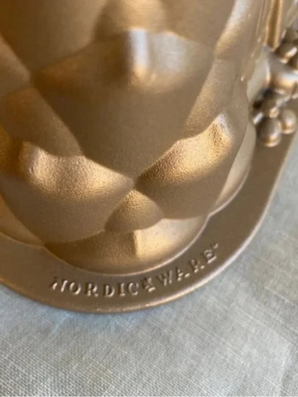 Nordic Ware Hansel & Gretel gingerbread cottage house 10 cup 2.6L bundt cake pan